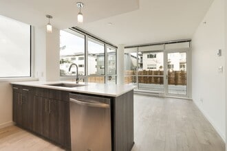 Building Photo - 2975 Oak St