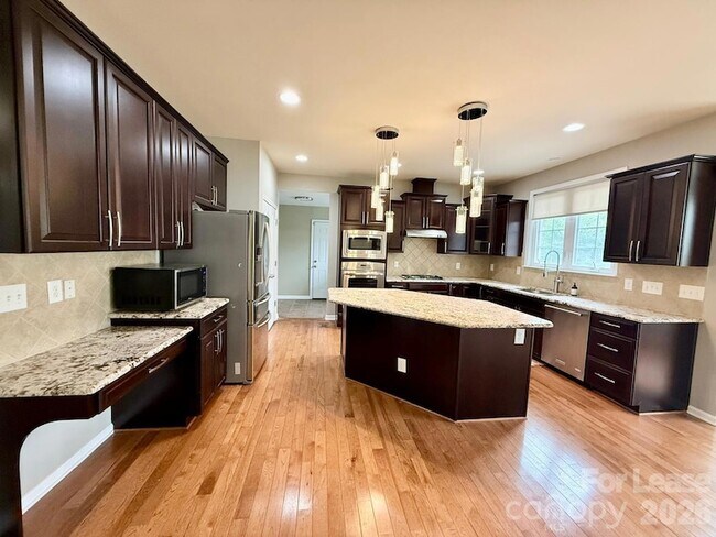Foto del edificio - 1009 Providence Forest Dr