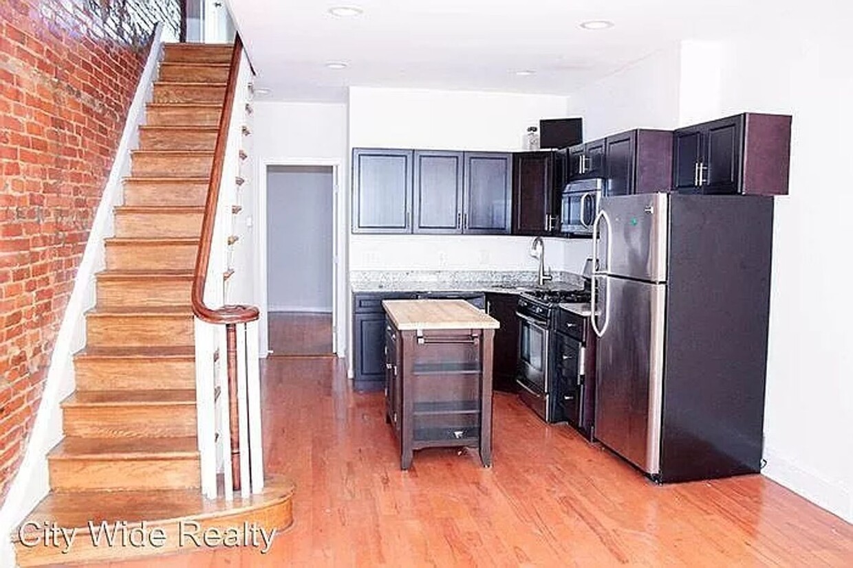 Foto principal - Great 3BR house available Close to Drexel ...