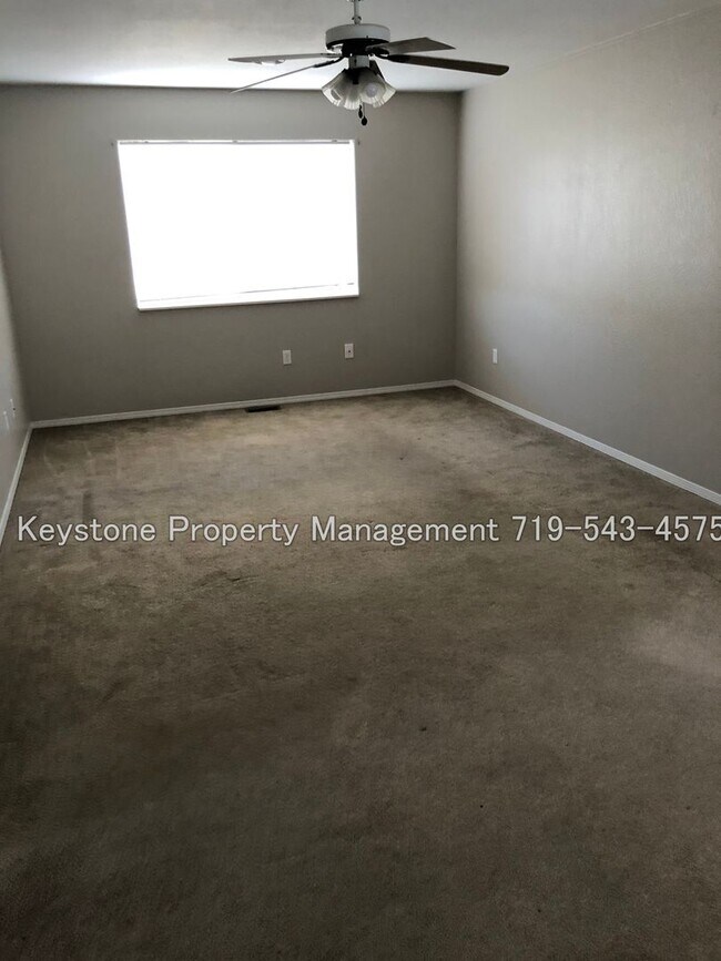 Foto del edificio - 486 W Bellflower Dr
