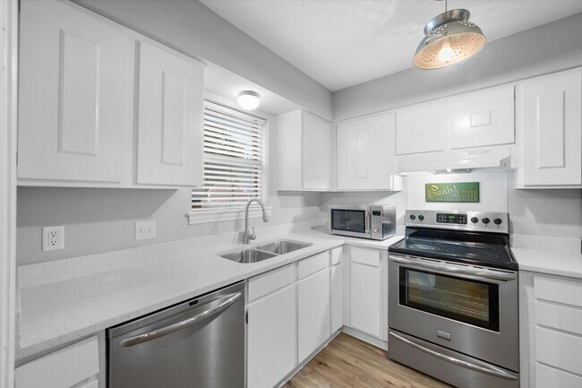 Foto del edificio - Luxury Townhome Living in the Prestigious Gated Community of Indian Creek – Available Now!
