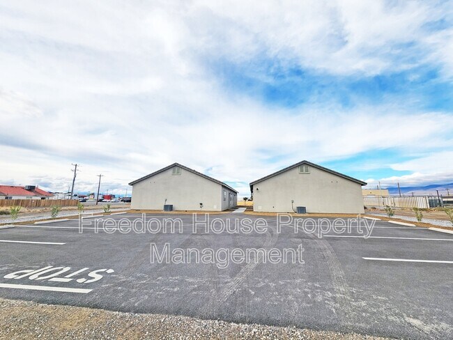 Building Photo - 1340 E Arrowhead St