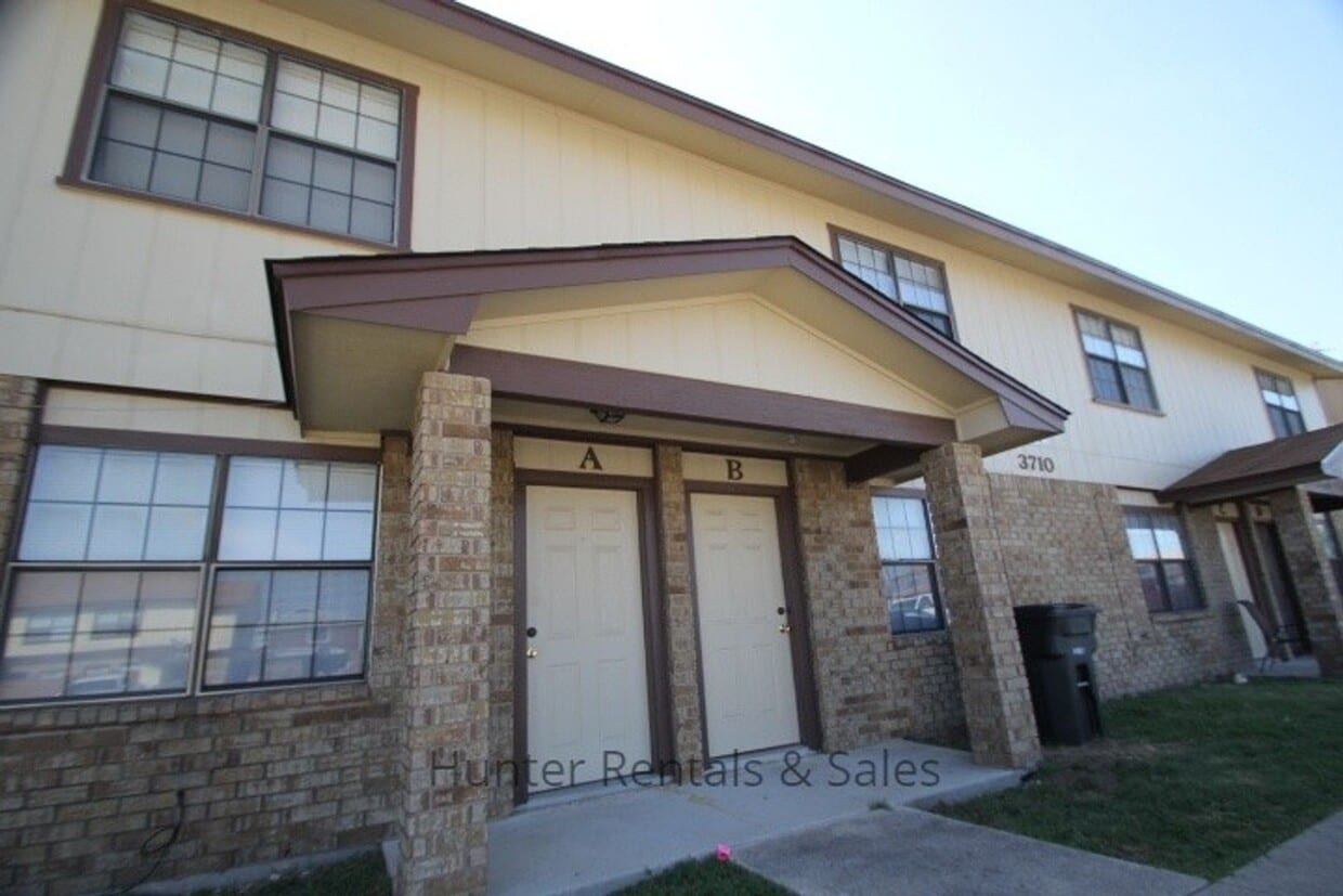 Primary Photo - Two-Story Living!