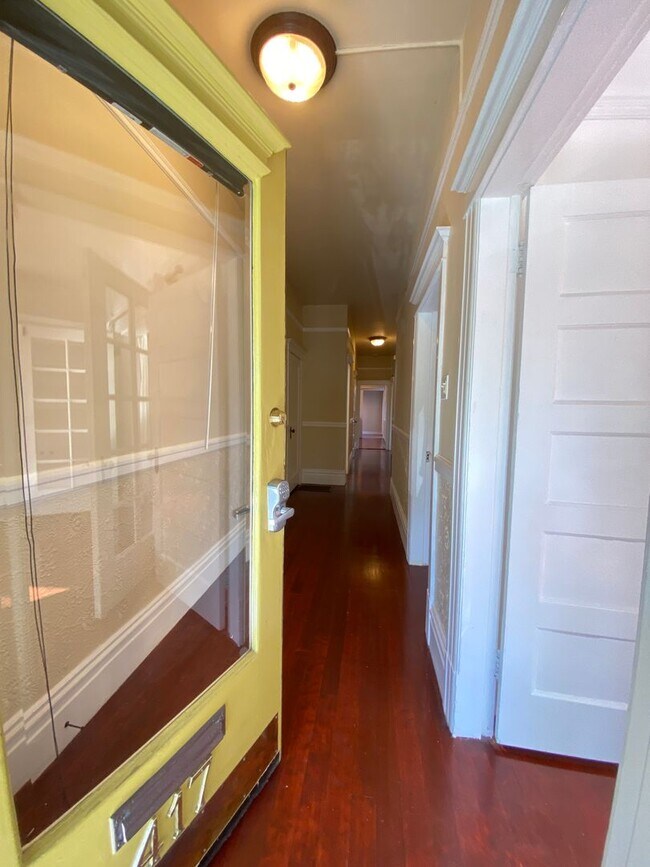 Building Photo - Ready now, large flat, in-unit laundry