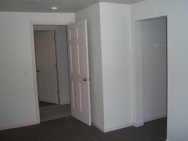 Spacious bedrooms - 1014 Oxford Ave