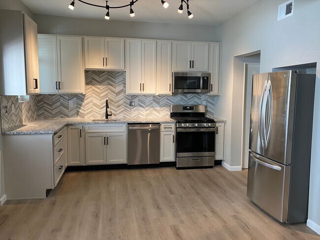 Building Photo - Beautiful Renovated Condo in The Hill