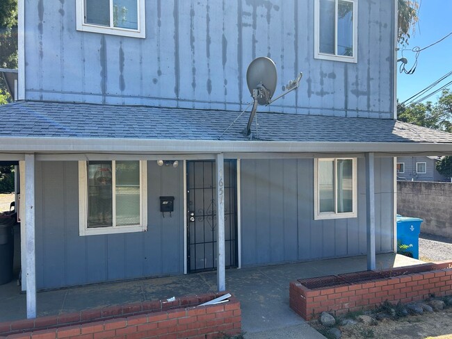 Building Photo - 1655 Oak St
