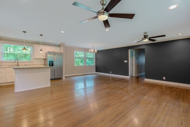 Foto del edificio - Spacious 5-Bedroom Home with Modern Update...