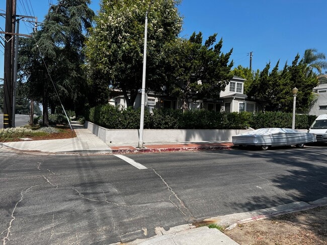Building Photo - 3305 Lowry Rd