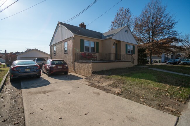 Building Photo - 316 Victoria St