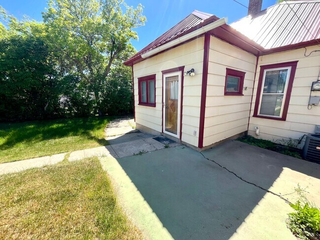 Building Photo - Charming 2 Bed, 1 Bath Home with Modern Co...
