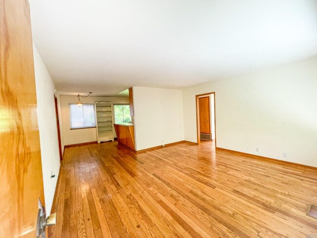 Building Photo - 305 Cascade Dr