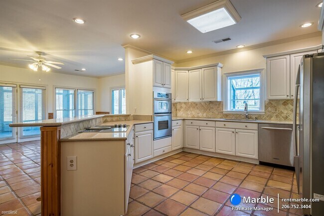 Building Photo - 4 br, 3.5 bath House - 1124 Timberlake Dr E