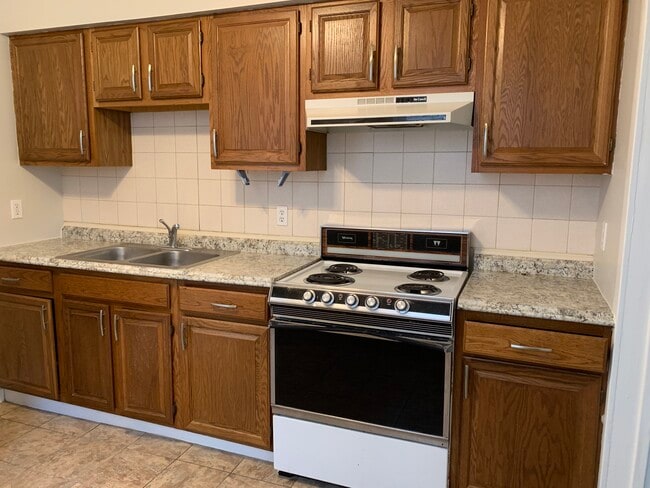 Building Photo - 325 Adrain St