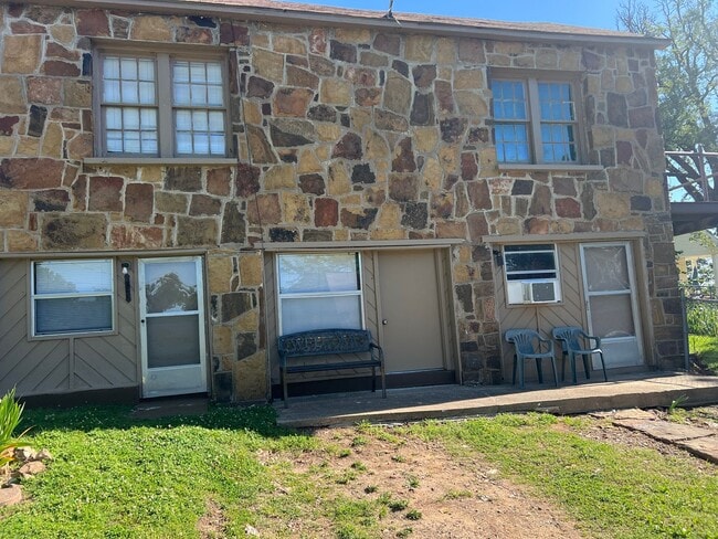 Building Photo - charming, convenient, and cozy downstairs studio