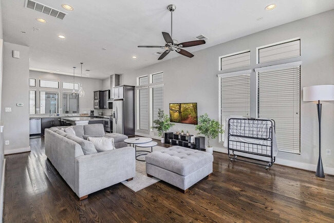 Building Photo - 2114 Sabine St