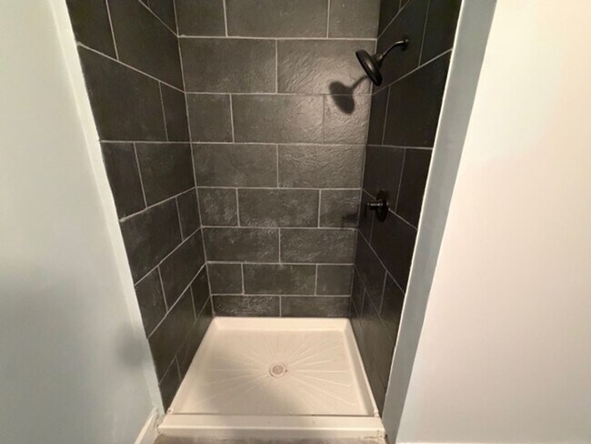 Foto del edificio - Charming 4-bed, 2-bath brick colonial home Contact KPM Detroit 313-429-3244