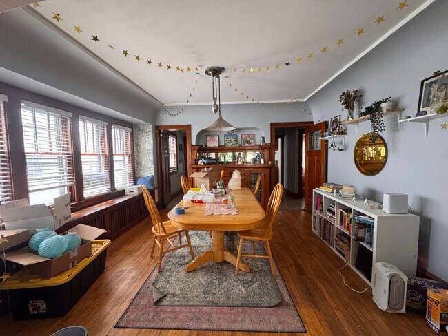 Comedor - 1939 N Cambridge Ave