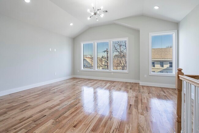 Building Photo - 281 Pearsall Ave
