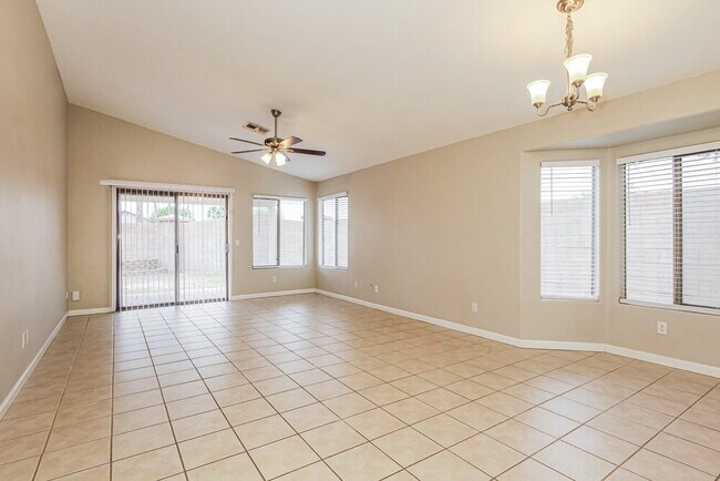 Foto del edificio - 15550 N Naegel Dr