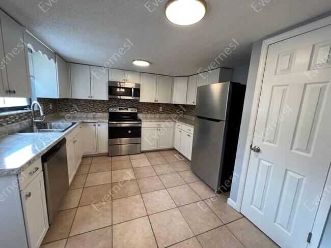 Building Photo - 933 Pine Hill Rd