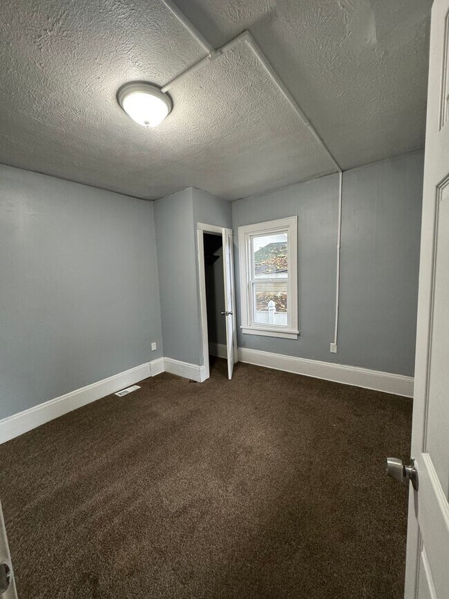 Foto del edificio - Updated 3-Bedroom Home with Modern Grey Finishes – Open House Feb 7