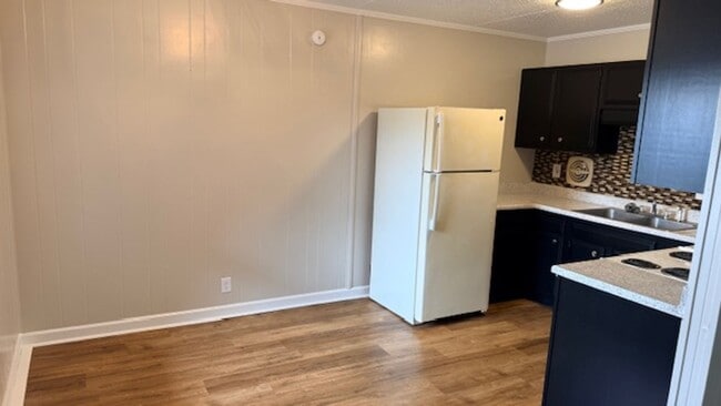 Building Photo - Maryville 37803 - Newly Remodeled, 1 bedroom, 1 bath Apartment - Contact Troy Adams (865) 233-6949