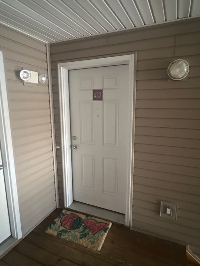 Building Photo - Newly Available - 1 Bedroom Condo- Availab...