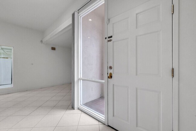 Foto del edificio - "Rare Single-Story Remodel: Modern 3BR End-Unit in University Park