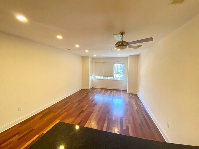 Foto del edificio - Spacious 3-Bedroom, 2-Bath Apartment in Gr...