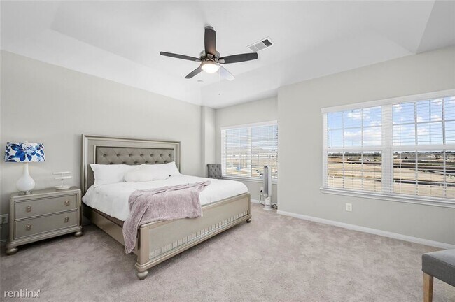 Building Photo - 4 br, 3.5 bath Townhome - 15833 Blair Cast...