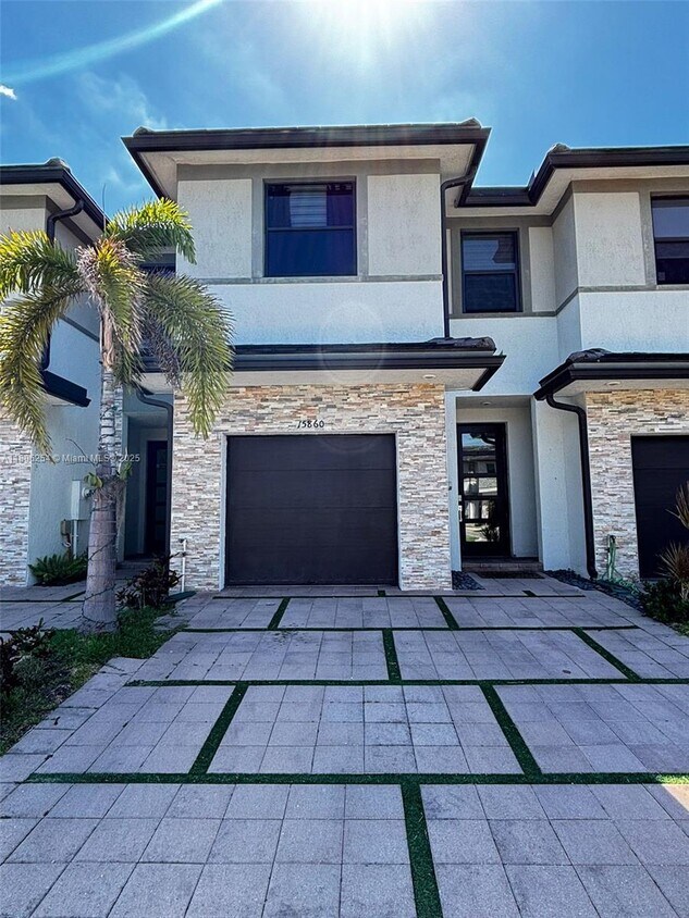 Foto principal - 15860 NW 91st Ct