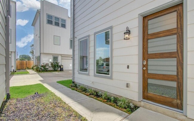 Building Photo - 1741 Cove Cres Ct
