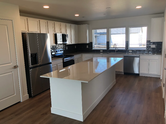 Building Photo - 3260 Crusader St