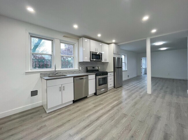 Building Photo - 389 Monmouth St