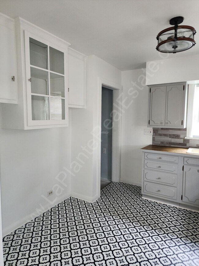 Foto del edificio - Cute Blue House for Rent In Library Village