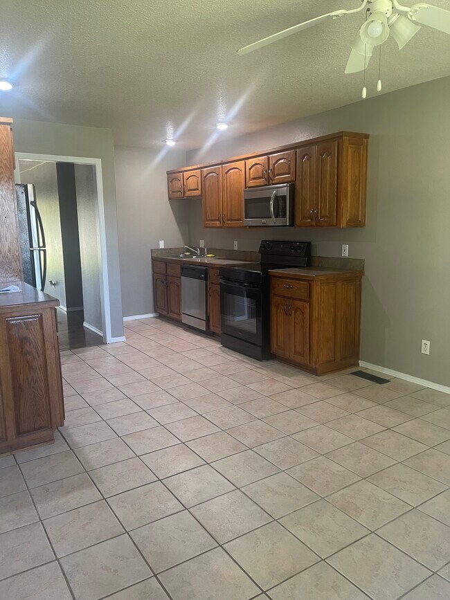 Foto del edificio - 220 Ravenwood Rd