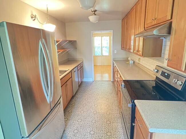 Building Photo - 4 Bedroom home in center of Champaign - Av...