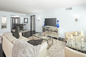 Building Photo - 1121 N Olive Dr