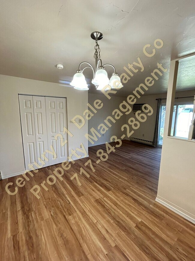 Building Photo - 2 Bedroom Townhouse in West York
