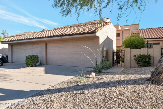 Building Photo - 325 E Bluebell Ln