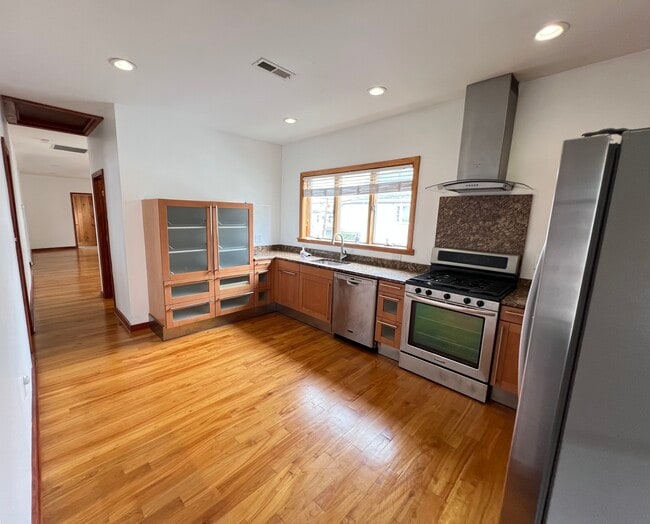 Building Photo - 42 Pinkham Rd