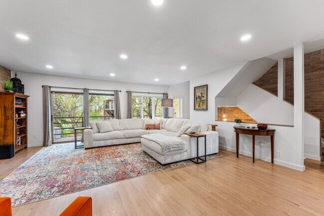 Building Photo - Stunning 4-bedroom / 3-bathroom townhome i...
