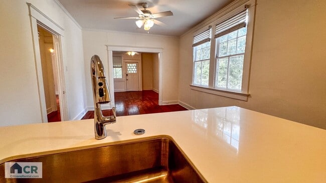 Foto del edificio - 5bd/2ba Near Campus and Broadway!