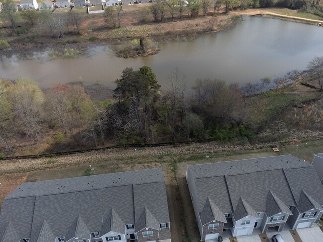 Foto del edificio - 3 Bed 2.5 Bath Townhome, END UNIT WITH PRIVATE BACKYARD! $500 OFF FIRST FULL MONTH RENT