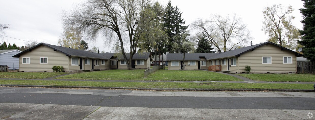 Foto principal - 8309-8329 N Dwight Ave