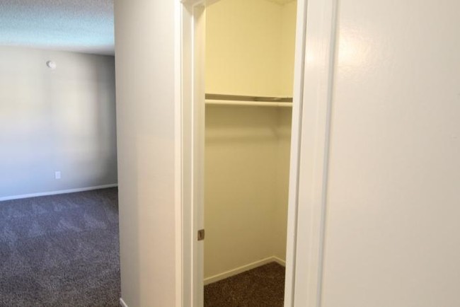 Building Photo - 2 bedroom in Reseda CA 91335