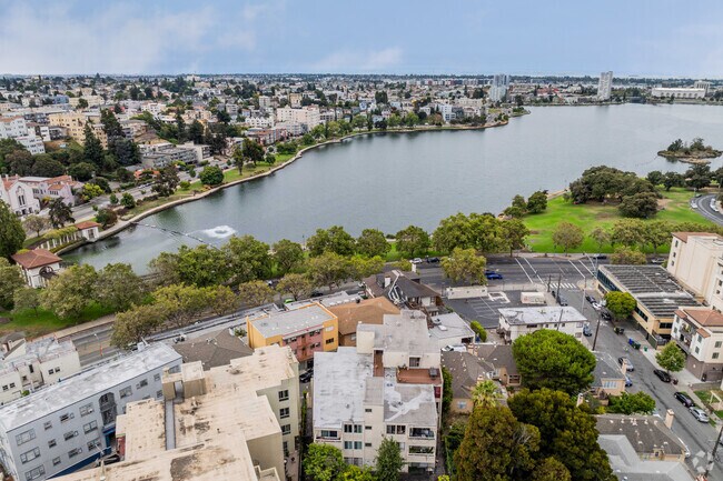 2BR, 2BA - 900SF Context - Adams Point Apartments