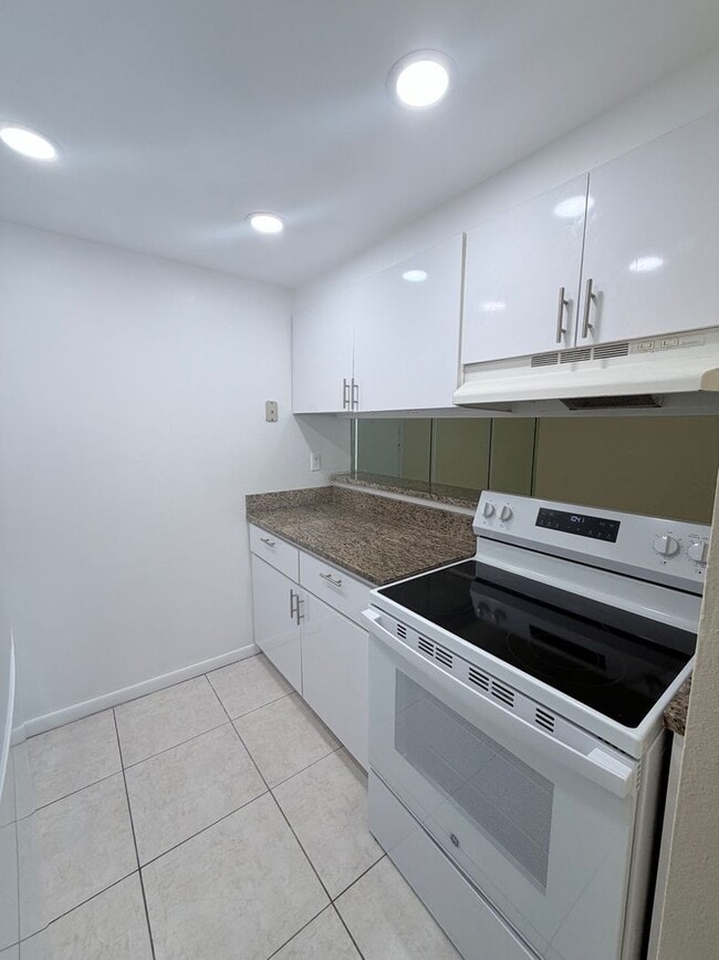 Building Photo - Two bedroom & Two bathroom Condo with balcony and laundry facilities