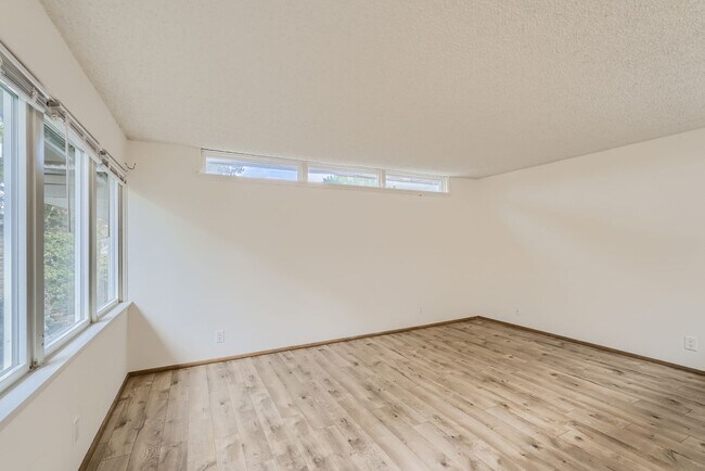Foto del edificio - Amazing Open-Concept 1 Bedroom with Skylight in the Heart of Madison Park!